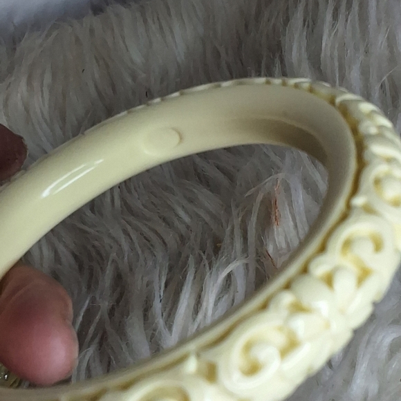 Vintage Kenneth Jay Lane Carved Resin Scroll Bange Set - Picture 4 of 6